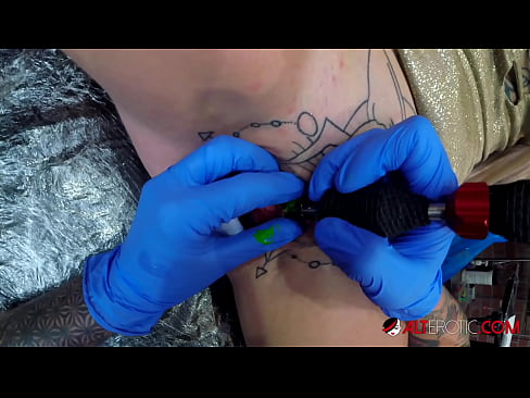 ❤️ Estremamente tatuato hottie Sully Savage ottenuto un tatuaggio sul suo clitoride ️❌ Porno fbal it.fashiontee.top
